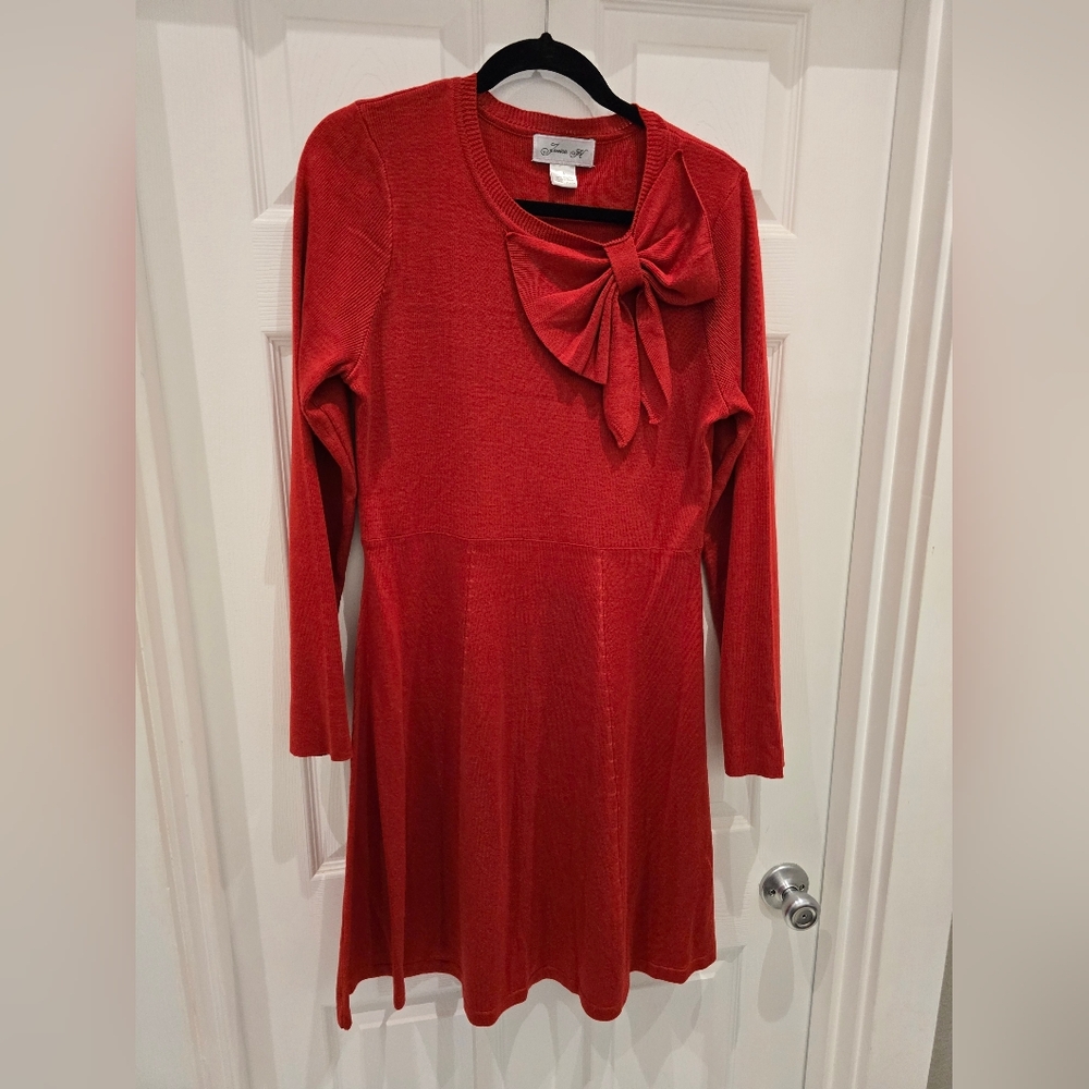 Red sweater dress, bow